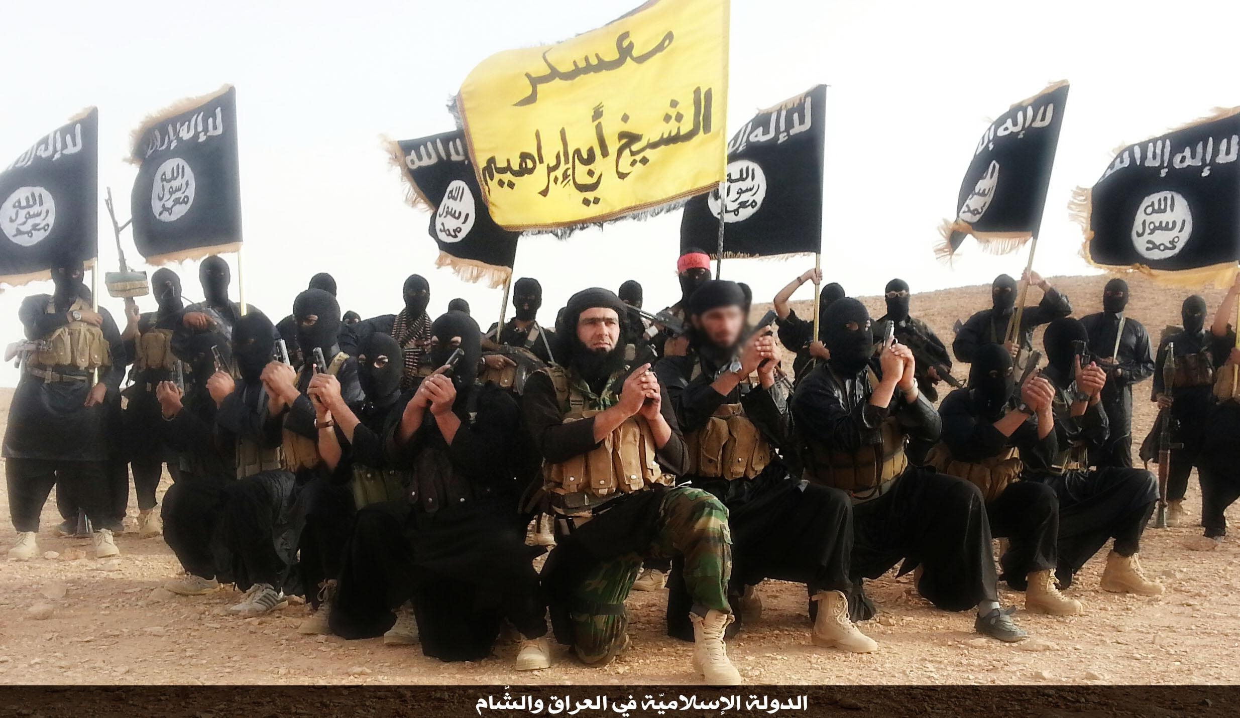 Террористы на фоне флага игил. Боевики Исламского государства. Флаг ИГИЛ.